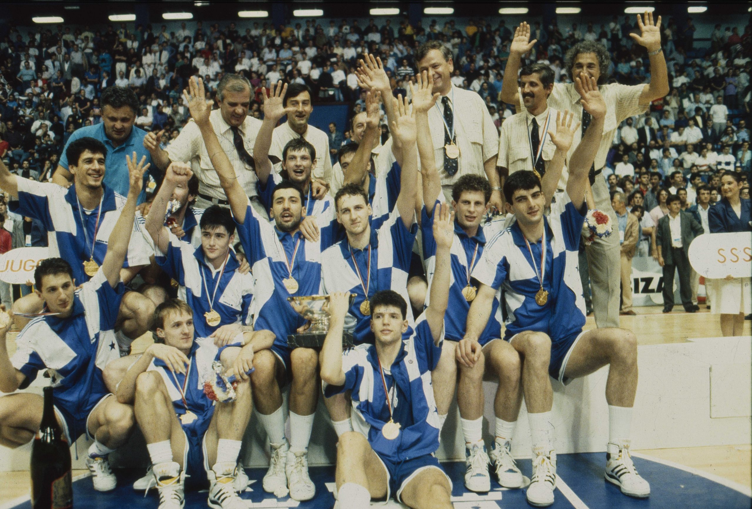 Košarkaška reprezentacija, prvak Europe 1989., prvi red: Zdravko Radulović, Jure Zdovc i Dražen Petrović, drugi red: Zoran Radović, Predrag danilović, Vlade Divac, Dino Rađa, Mario Primorac, Stojko Vranković, treći red: Zoran Čutura, Žarko Paspalj, Toni Kukoč, četvrti red: Nebojša PerunovićŽeljko Obradović,Žarko Varajić,.................,Dušan Ivković, Janez Drvarič i Vinko Brajević, Europsko prvenstvo u košarci, Ledena dvorana Doma sportova, Zagreb, 20.-26.06.1989., autor: Robert Valai
