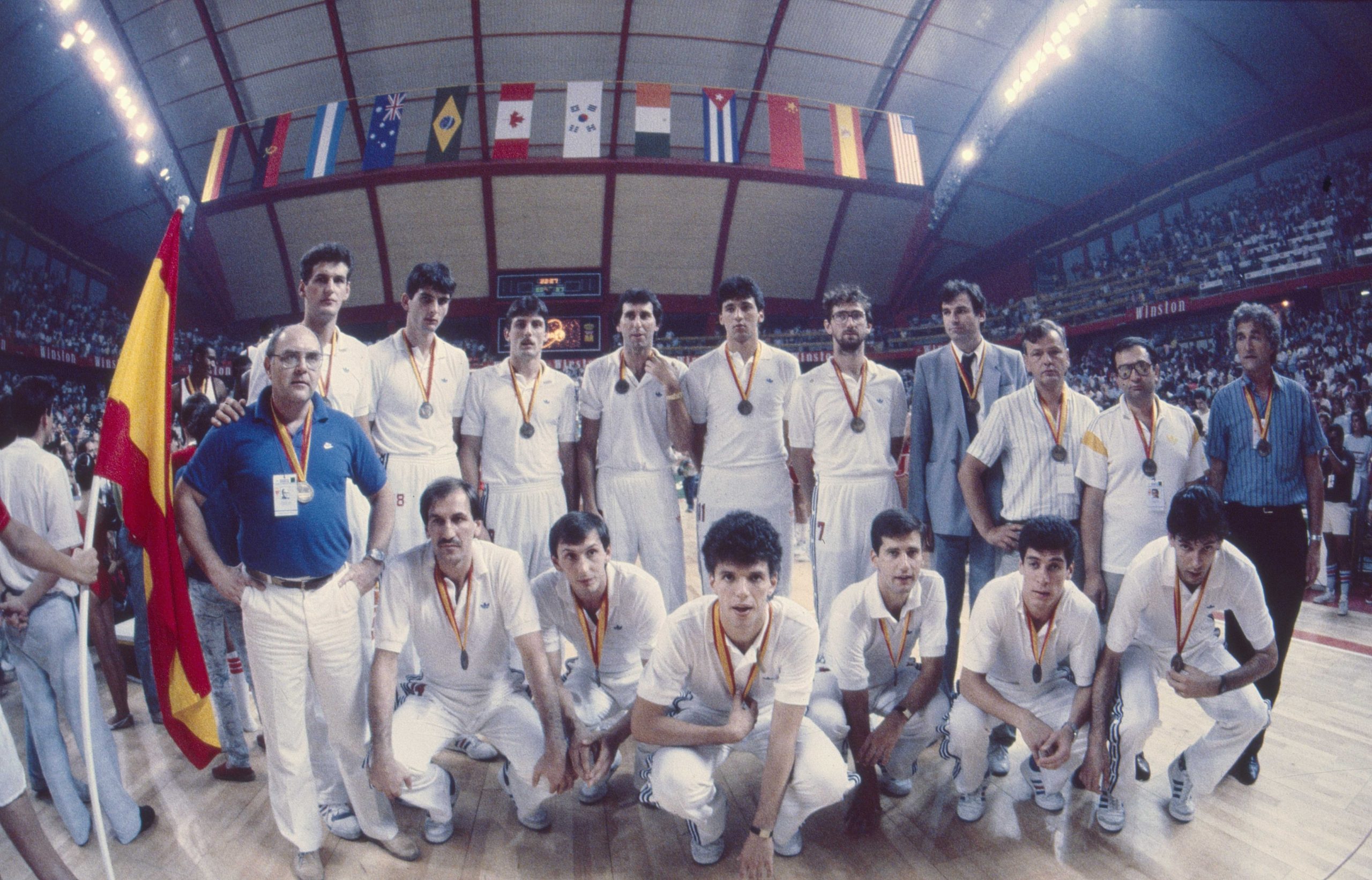Brončana reprezentacija Jugoslavije: stoje dr. Ivan fattorini, Franjo Arapović,Stojko Vranković, Veljko Petranović, Ratko Radovanović, Vlade Divac, Zoran Čutura, izbornik Krešimir Ćosić,  Dušan Ivković, ................., Vinko Bajrović; čuče: Dražen Dalipagić, Emir Mutapčić Dražen Petrović, Aleksandar Petrović, Zoran Radović, Danko Cvjetićanin, Svjetsko prvenstvo u košarci, Madrid, 05. - 20.07.1986